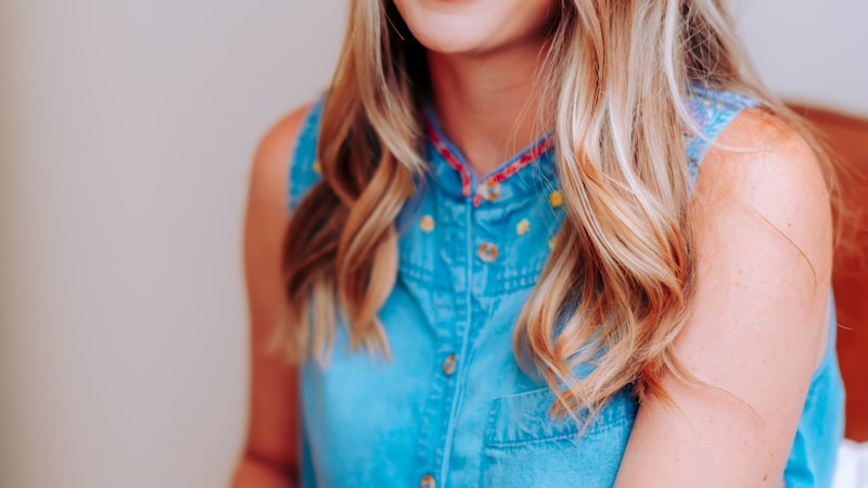 哈兰德在欧冠比赛中高高跃起头球破门瞬间，防守球员望球兴叹