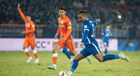 中超神锋帽子戏法救主，申花主帅不可思议，泰山队巧扳平