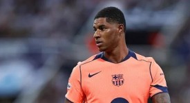 穆里尼奥VAR争议判罚摔话筒，比赛现场高潮迭起